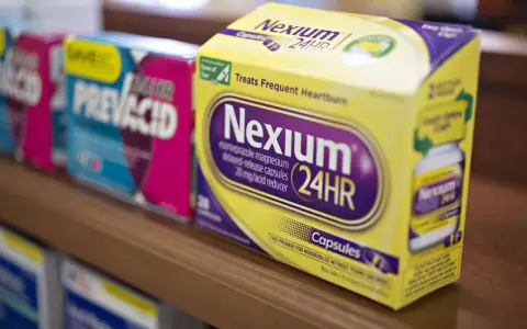 Leki na refluks: opakowania Nexium 24HR i Prevacid 24HR na półce aptecznej.