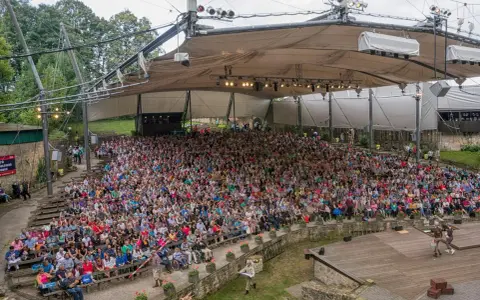 Großes Freilichttheater mit vielen Zuschauern bei Tecklenburg Veranstaltungen. Ein Schauspiel wird auf der Bühne aufgeführt.