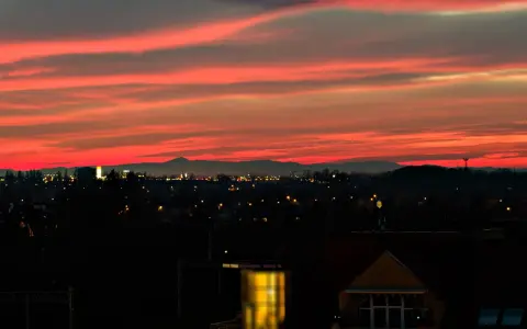 Zachód słońca nad Wrocławiem, zarys gór w oddali. Czy to Ślęża?