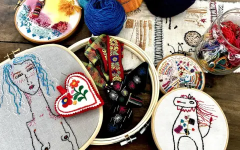 Un conjunto de aros de bordado con diseños coloridos y un estilo de bordado creativo. Hay un retrato de mujer, un corazón, un caballo y otros motivos.