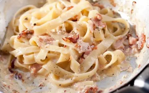 Carbonara ze śmietaną: Sekret kremowego sosu bez ścinania jajek