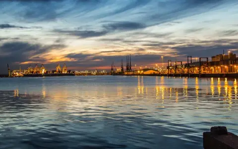 Tramonto sul porto di Southampton, con luci scintillanti e riflessi sull'acqua. Un'ottima vista per chi cerca cosa vedere a Southampton.