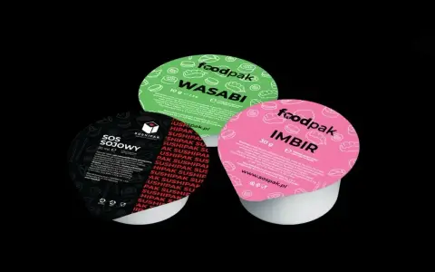 Trzy opakowania sosów do sushi: sos sojowy, wasabi i imbir. Idealne dodatki do Twojego ulubionego sushi.