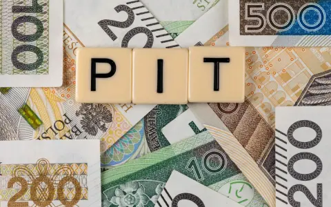 Litery "PIT" na tle polskich banknotów. Przykład rozliczenia osoby samotnie wychowującej dziecko.
