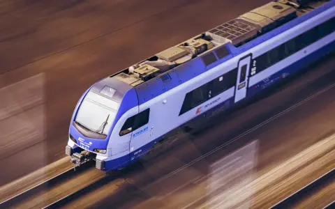 Pędzący pociąg PKP Intercity. Zastanawiasz się, jak wybrać miejsce w pociągu? Wybierz to z widokiem na krajobraz!