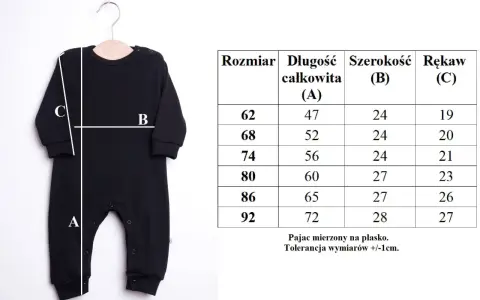 Czarny pajac dziecięcy z wymiarami A, B, C. Obok tabela rozmiarów z długością, szerokością i rękawem.