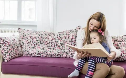Mama czyta dziecku bajki terapeutyczne. Różne rodzaje bajek pomagają w rozwoju emocjonalnym.