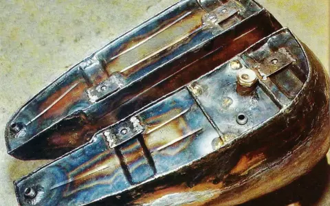 Metalowe spawanie zbiorników paliwa, widoczne tęczowe przebarwienia po spawaniu.