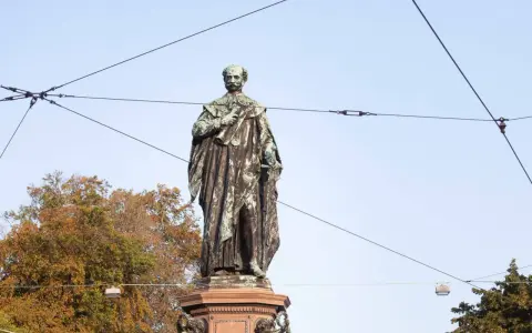 Bronzestatue von Maximilian II. Joseph, König von Bayern, mit seinem königlichen Umhang und einem Zepter.