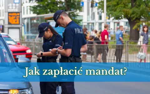 Policjanci spisują formularz mandatu.