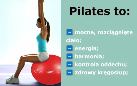 Co to pilates? To mocne, rozciągnięte ciało, energia, harmonia, kontrola oddechu i zdrowy kręgosłup. Kobieta ćwiczy na dużej, czerwonej piłce.