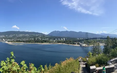 Traumhafter Blick auf Vancouver, Kanada. Perfekt für ein Auslandspraktikum! Berge, Wasser und die Lions Gate Bridge.