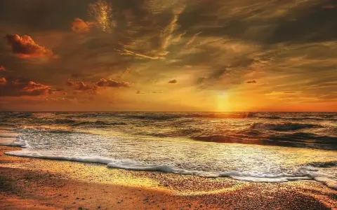 Kołobrzeg: Gdzie tętni nocne życie? Kluby, bary i imprezy na plaży