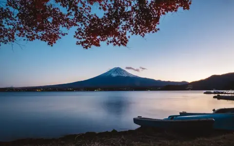 Zachód słońca nad jeziorem z widokiem na górę Fudżi. Zastanawiasz się, ile się leci do Japonii, by zobaczyć taki widok?