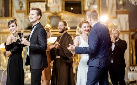 Elegancka para tańczy, czar wódki unosi się w powietrzu. W tle inni goście bawią się na balu.