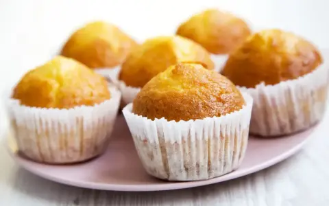 Wilgotne i puszyste muffinki na talerzu. Idealne na podwieczorek, według sprawdzonego przepisu.
