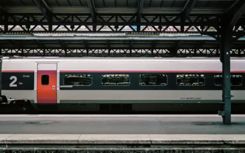 TGV-Zug in Frankreich wartet auf Fahrgäste. Die modernen Zugverbindungen Frankreichs sind bekannt für ihre Geschwindigkeit und Effizienz.