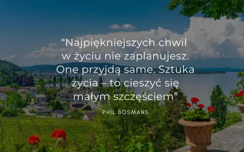 Piękny krajobraz z jeziorem i miasteczkiem. Cytaty o życiu przypominają, by cieszyć się chwilą i małym szczęściem.