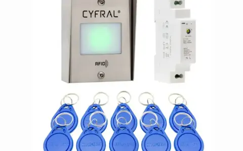 Zestaw do domofonu Cyfral z brelokami RFID i zasilaczem. Dowiedz się, jak zmienic kod do domofonu, by zwiększyć bezpieczeństwo.