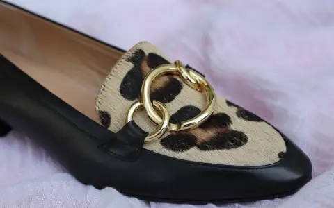 Mocassino donna con stampa leopardata e dettagli oro. Perfetto per chi cerca scarpe donna numeri grandi con stile.