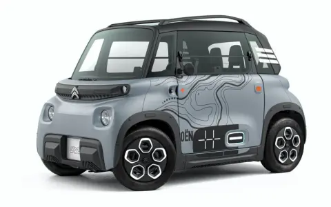 Szary Citroen Ami z mapą topograficzną na boku, gotowy na miejskie przygody.