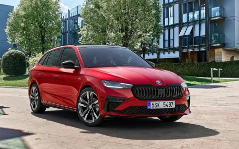 Czerwona Skoda Scala na tle nowoczesnego budynku. Sprawdź atrakcyjną skoda scala cena i wybierz swój wymarzony samochód.