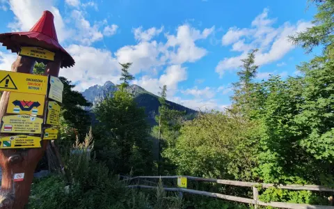 Górskie szlaki prowadzą do wodospadów zimnej wody. Znaki wskazują drogę do Hrebenioka i innych atrakcji.