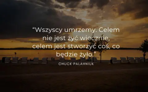 Zachód słońca nad jeziorem, z refleksyjnymi cytatami o życiu Chucka Palahniuka.