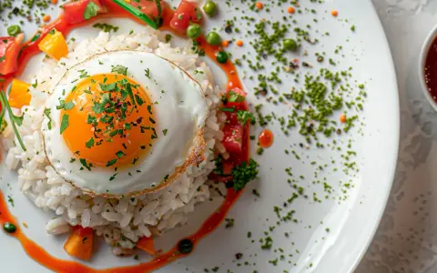 Arroz a la cubana con huevo frito, tomate, guisantes y salsa.