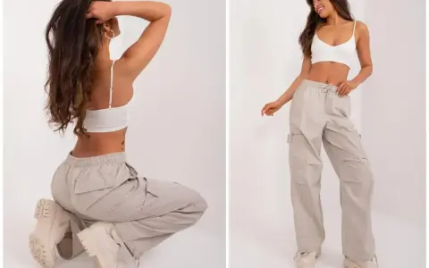 Modelka prezentuje luźne, beżowe spodnie cargo i biały top. Idealne pytanie: jakie buty do kulotów? Grube trapery świetnie uzupełniają ten look.