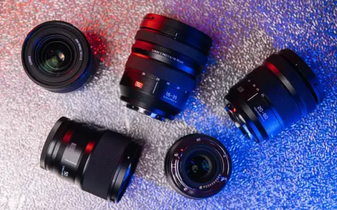 Zestaw obiektywów: 16-35mm, 20-60mm, 24mm i 50mm. Idealny wybór, jaki obiektyw na wesele, by uchwycić każdą chwilę.