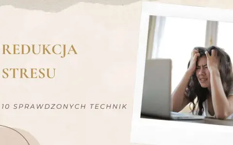 Młoda kobieta z nerwowością i agresją przyczynami stresu, chwyta się za głowę przed laptopem. Redukcja stresu.