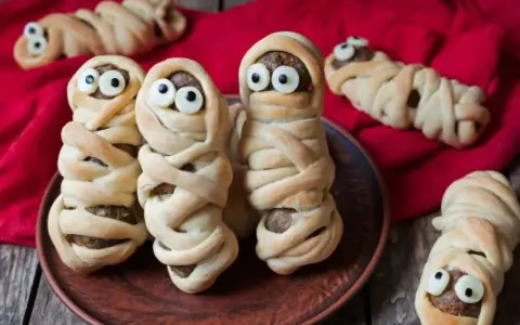 Mummy hot dogs z ciasta francuskiego, idealne na zdrowe przepisy dla dzieci na obiad. Zabawne i pyszne!