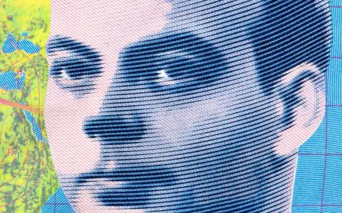 Portret stylizowany na mapę, przypominający Antoine de Saint-Exupéry'ego. Jego spojrzenie skłania do refleksji nad jego cytatami.