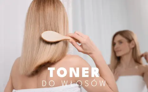 Kobieta z blond włosami szczotkuje je. Tekst na zdjęciu: "TONER DO WŁOSÓW".
