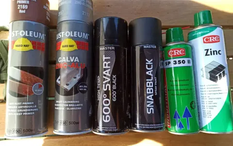 Flera sprayburkar med rostskydd och färg, inklusive galv spray för metall.