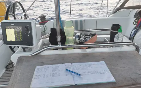Segelboot auf dem Golf von Mexiko. Logbuch und Navigationsgerät bereit für die Reise.