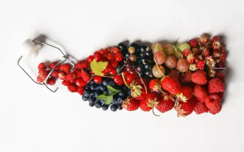 En flod av sommarbär: jordgubbar, blåbär, hallon, vinbär och krusbär. Hjortron nyttigt och gott!