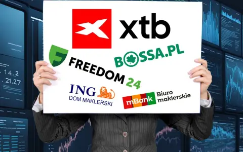 Osoba trzyma tablicę z logotypami biur maklerskich: XTB, Freedom24, BOSSA.PL, ING Dom Maklerski, mBank Biuro maklerskie.