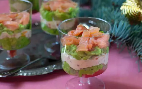 Verrines festives saumon-avocat, parfaites pour vos 10 recettes de verrines faciles. Une explosion de saveurs pour les fêtes.