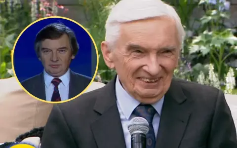 Uśmiechnięty starszy pan w garniturze, obok zdjęcie młodszego mężczyzny. Jeden z dziesięciu od kiedy pamięta, widać upływ czasu.