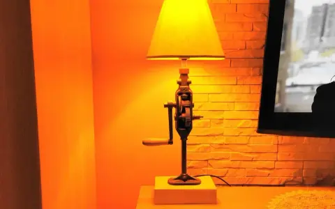 Twórz unikalne lampki DIY: inspiracje i proste projekty do samodzielnego wykonania