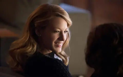 Adaline, la protagonista di "Adaline l'eterna giovinezza storia vera", sorride con i suoi capelli biondi ondulati.