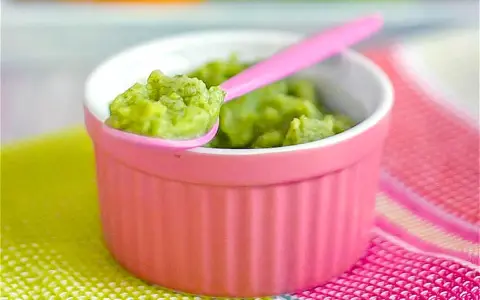 Papilla de aguacate bebé 6 meses, lista para alimentar a tu pequeño.