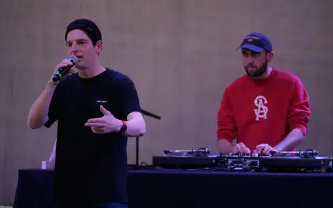 Un MC au micro et un DJ hip hop français aux platines, prêts à enflammer la scène.