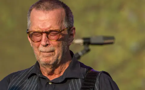 Eric Clapton zamyka oczy, jakby słyszał "Tears in Heaven". W okularach odbija się światło, a na twarzy maluje się zaduma.