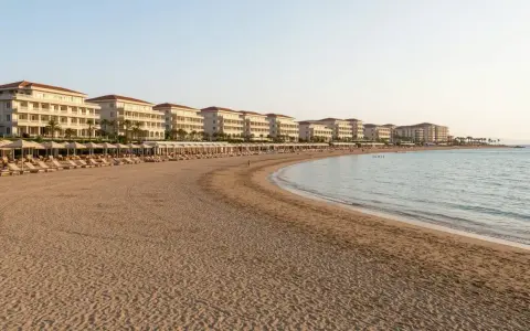 Piękna plaża z rzędami leżaków i białymi hotelami w tle, idealne miejsce na wakacje w Side Colakli.