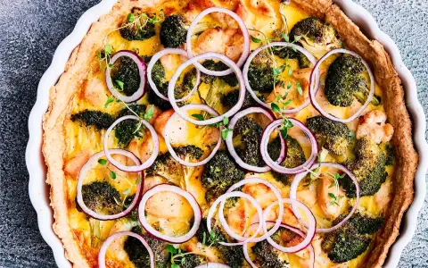 En saftig kyckling- och broccolipaj med rödlök och örter. Ett perfekt paj recept för middagen.