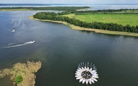 Kwiat z żaglówek na jeziorze, otoczony zielonymi polami i lasami. Piękny widok na Warmia i Mazury.