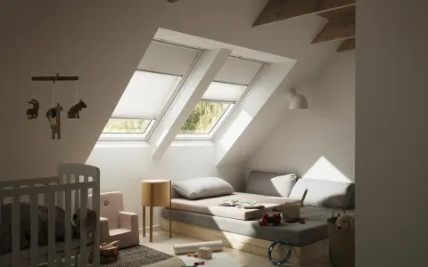 Habitación infantil con dos ventanas de tejado equipadas con cortinas para Velux caseras, cama baja, cuna y juguetes.